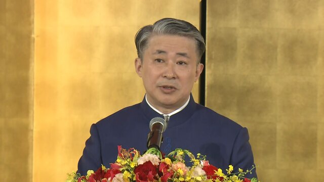 祝賀レセプションの壇上であいさつする中国の駐大阪総領事・薛剣