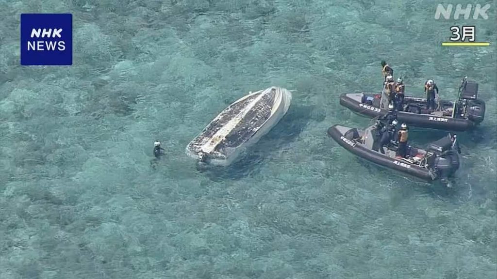 辺野古沖で転覆した船と、周りで救助にあたる海上保安庁のボート（2026年3月・NHKニュースの空撮映像）