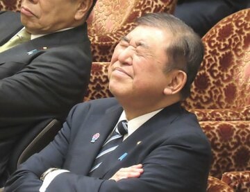 国会で腕を組み、目をつぶって顔をしかめる石破茂前首相