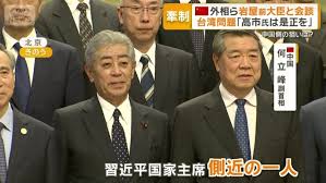 北京で何立峰副首相と会談した岩屋前外相を伝えるニュース画面。中国側は高市首相の発言の「是正」を求めた。