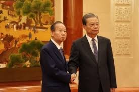 中国側の要人と握手する二階元幹事長。2015年には約3,000人の訪中団を率いており、岩屋氏の前の「中国の窓口」だった人物。