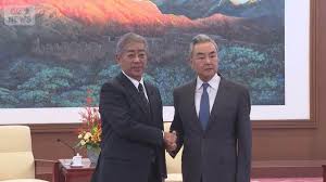 訪中した岩屋前外相が中国側の要人と握手する場面。前外相でしかない岩屋氏への異例の厚遇ぶりがわかる一枚。