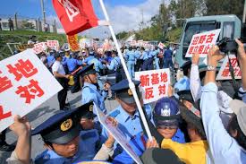 「新基地反対」のプラカードを掲げて警察官ともみ合う、辺野古の基地反対派の活動家たち(発狂するパヨク)