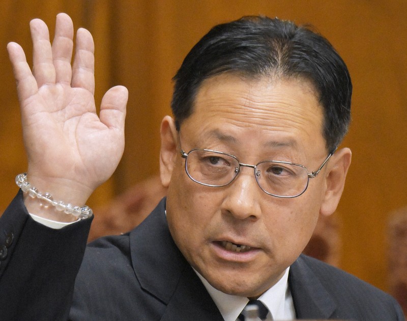 国会で答弁のために挙手する関芳弘文部科学大臣