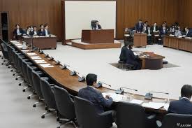 立憲が審議拒否で委員会に出てこない状況をイメージした、国会の委員会室の写真。