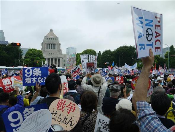総がかり行動実行委員会が主催した国会正門前の集会。横断幕に主催者名がはっきり書かれている。