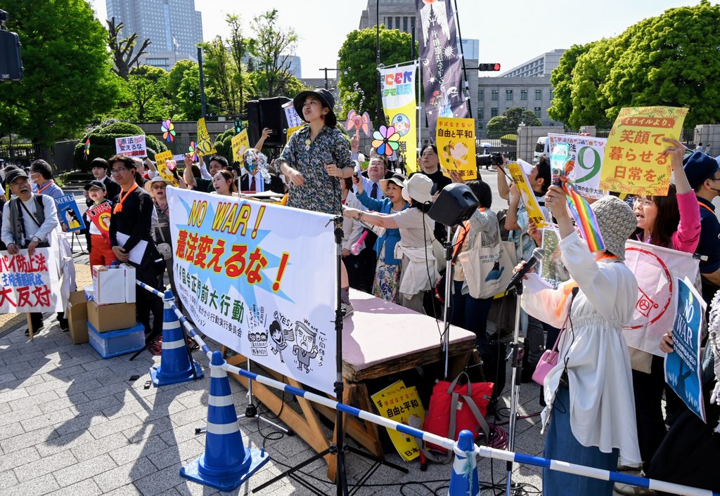 「高市やめろ」のプラカードが並ぶ国会前デモ。総がかり行動を構成する団体ののぼりも写っている。