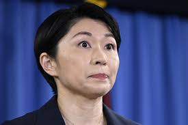涙目の小渕優子。党内の部会で減税派に大差で負け、労政局長に降格された。