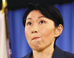 口をへの字に結ぶ小渕優子。元本部長なのに同格の松野博一の部下という、飼い殺しポジションへの降格。