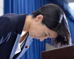 記者会見で深く頭を下げて謝罪する小渕優子